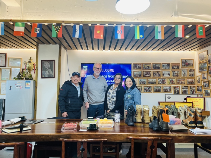 Klienci z Norwegii i Danii odwiedzają Guangzhou Hanagal Shoes Co., Ltd, aby poznać nowe możliwości w branży