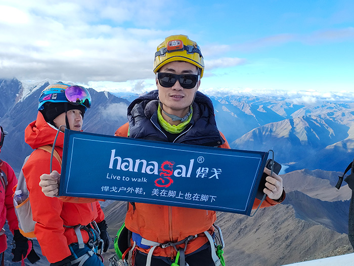 Podbijanie ośnieżonych szczytów: niezawodne buty turystyczne na ekstremalne przygody